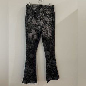 7 FAMK ULTRA HIGH RISE SKINNY BOOTCUT IN FAIRYTALE FLORAL BLACK. Size 28
